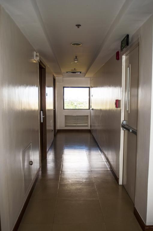Titan Condo At Studio City Tower 1 Alabang Manila Exterior foto